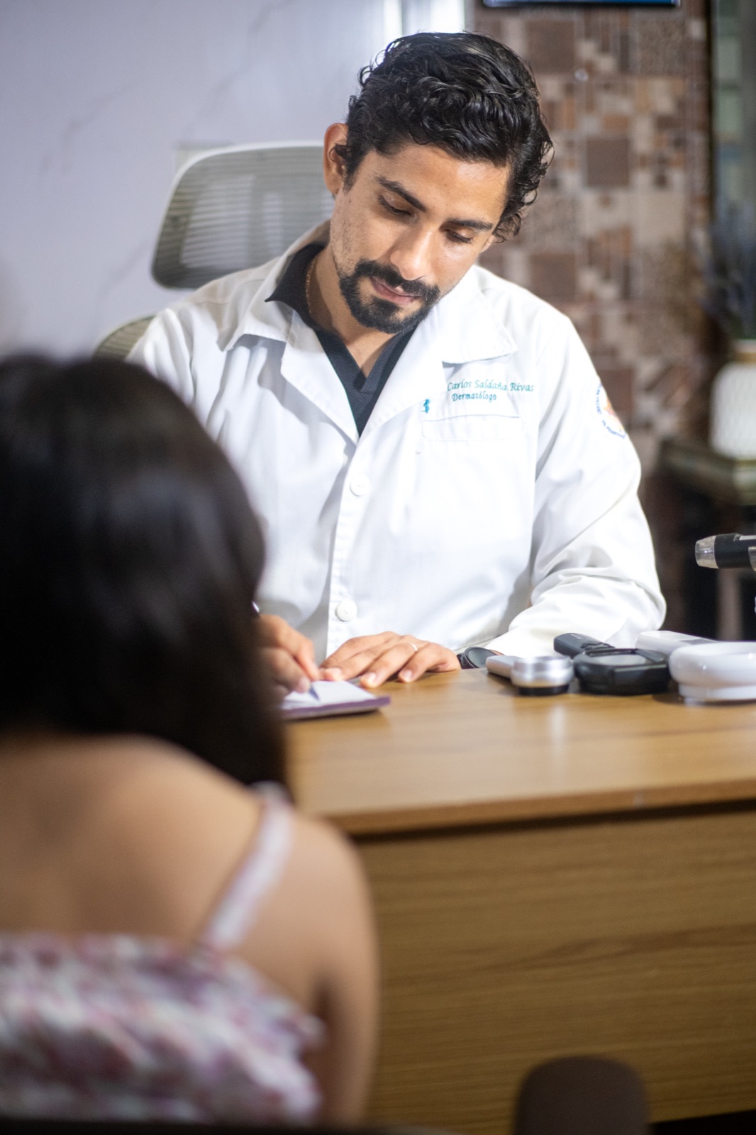 Dr. Saldaña atendiendo en consulta