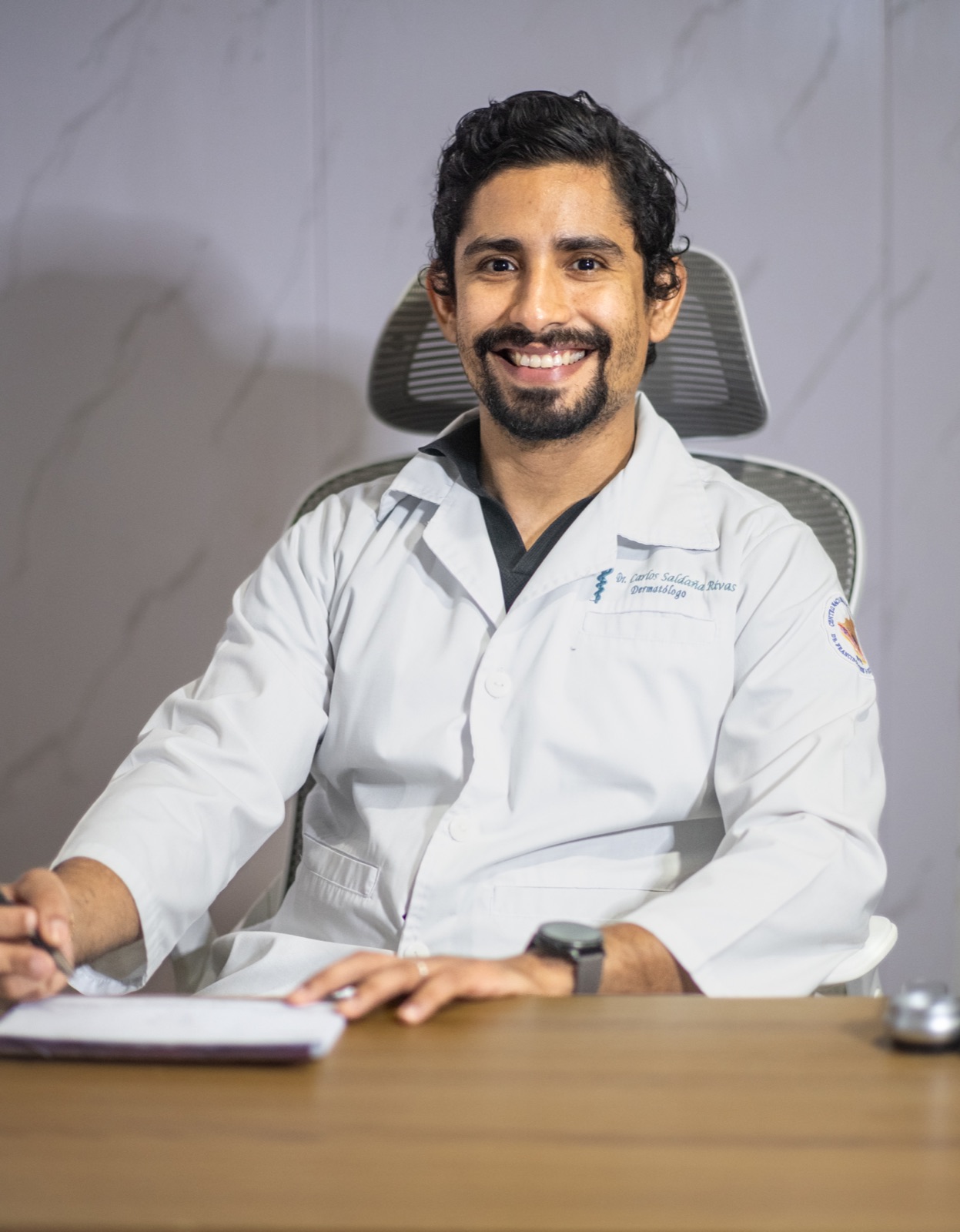 Dr. Saldaña en su consultorio