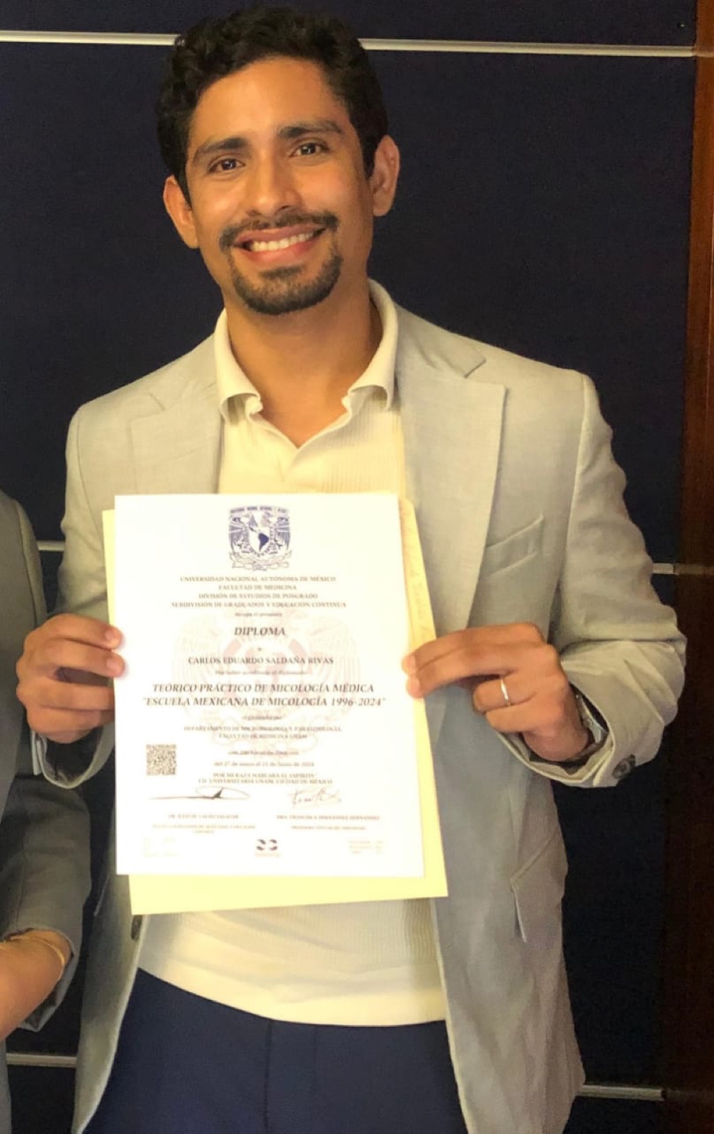 Diplomas y certificaciones del Dr. Saldaña